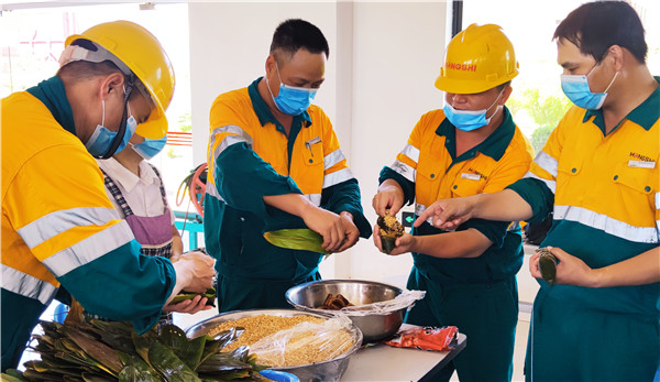 青粽传情寄乡思——老挝万象腾博会开展“品民俗、迎端午”包粽子活动